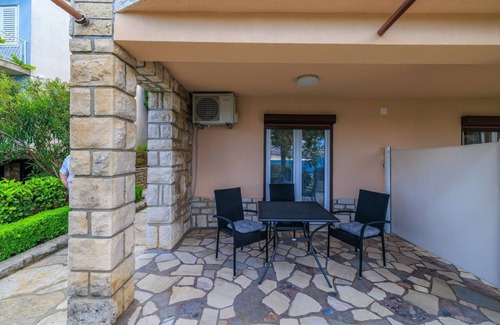 Jadranovo Apartment | Green terrace just 100 metres from the beach