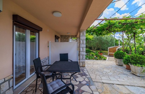 Jadranovo Apartment | Green terrace just 100 metres from the beach