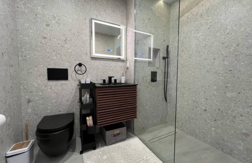 Greenpoint Condo | Greenpoint 1bdrm 1 bath condo with private parking