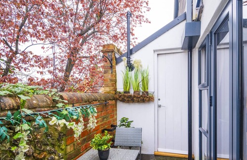 Henley House | Greys View Cottage - Cosy 2 Bedroom Retreat
