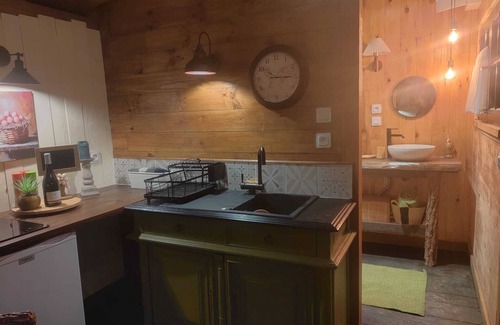 Beurlay Cabin | Grisette's home, its Norwegian bath, its brazier and its animals