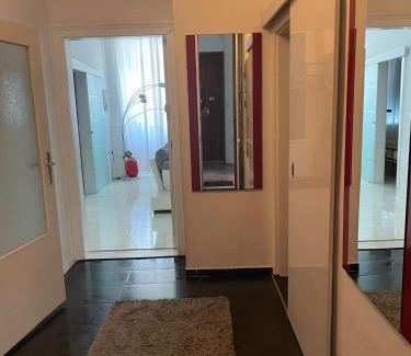 Funfhaus Apartment | Großzügiges 85m2 City-Apartment - 2 Schlafräume, Hundefreundlich, Westbahnhof Nähe T4