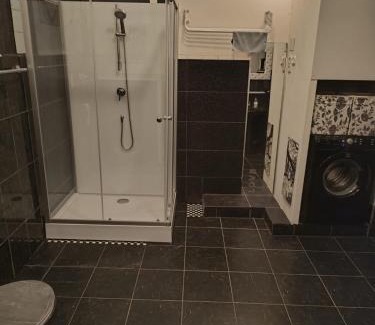 Funfhaus Apartment | Großzügiges 85m2 City-Apartment - 2 Schlafräume, Hundefreundlich, Westbahnhof Nähe T4