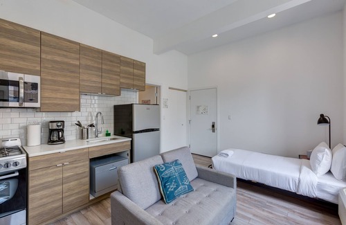 River West Apartment | Ground Floor Studios in Chicago by 747 Lofts
