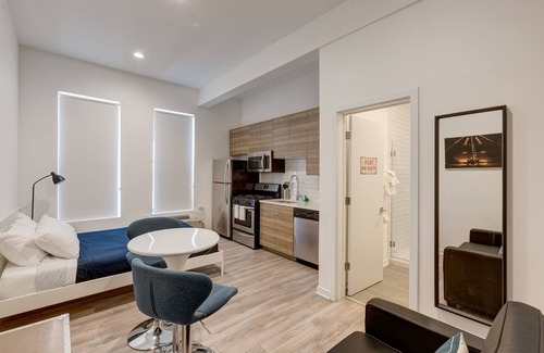 River West Apartment | Ground Floor Studios in Chicago by 747 Lofts