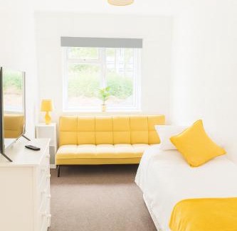 Milton Keynes House | Group & Family Stay ! Central MK