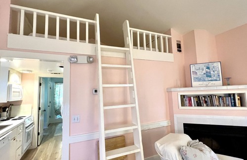 Seaside House | Guest Cottage w King bed, Steps To Beach And Pool + 2 Adult Bikes!