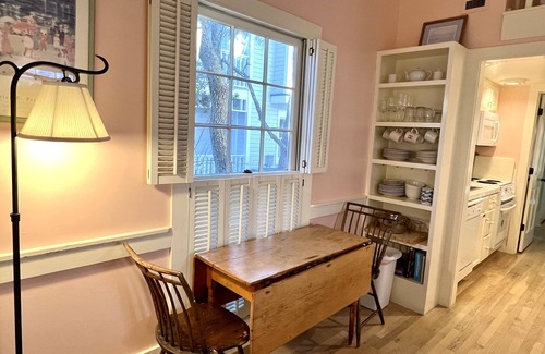 Seaside House | Guest Cottage w King bed, Steps To Beach And Pool + 2 Adult Bikes!