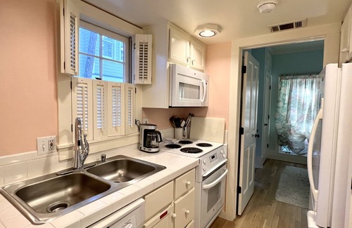 Seaside House | Guest Cottage w King bed, Steps To Beach And Pool + 2 Adult Bikes!