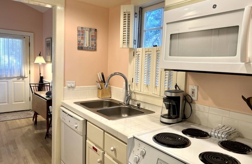 Seaside House | Guest Cottage w King bed, Steps To Beach And Pool + 2 Adult Bikes!
