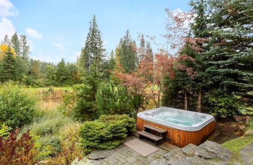 Nicklaus North House | Guest Favourite, Hot Tub, Fireplace, Scenic Views