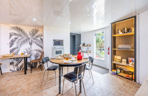 Saint-Michel-Mont-Mercure Bed & Breakfast | Guest Room 'Chambre Hortensias 6min Puy Du Fou' with Shared Garden and Wi-Fi