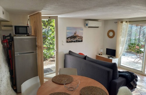 Roquevaire House | GUEST HOUSE PANORAMIC VIEW OF THE HILLS FROM THE QUIET TERRACE