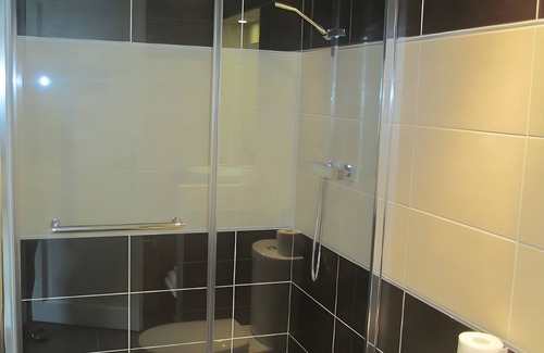 Saint-Julien-Labrousse Bed & Breakfast | Guest Room 'Room 2 – Jasmin' with Shared Pool, Communal Terrace and Wi-Fi