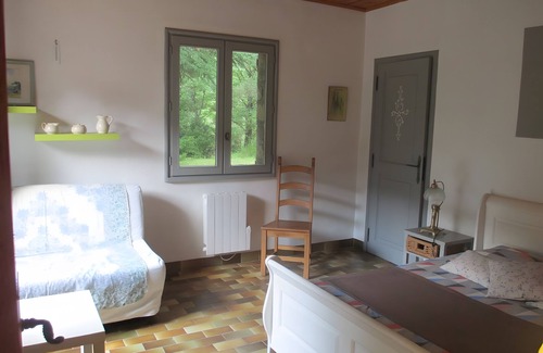 Saint-Julien-Labrousse Bed & Breakfast | Guest Room 'Room 3 – Coquelicot' with Shared Pool, Communal Terrace and Wi-Fi