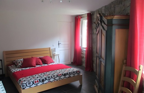 Saint-Julien-Labrousse Bed & Breakfast | Guest Room 'Room 3 – Coquelicot' with Shared Pool, Communal Terrace and Wi-Fi