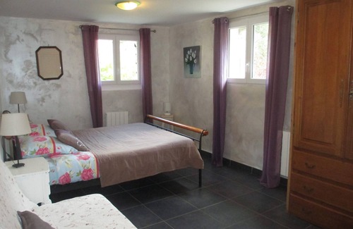 Saint-Julien-Labrousse Bed & Breakfast | Guest Room 'Room 3 – Coquelicot' with Shared Pool, Communal Terrace and Wi-Fi