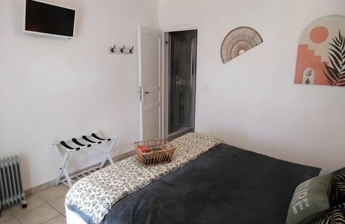 Saint-Martin-d'Ardeche Bed & Breakfast | Guest Room 'A L'ombre Des Amandiers - Room 3' with Shared Pool, Communal Garden and Wi-Fi