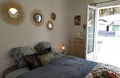 Saint-Martin-d'Ardeche Bed & Breakfast | Guest Room 'A L'ombre Des Amandiers - Room 3' with Shared Pool, Communal Garden and Wi-Fi