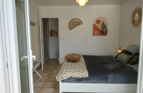 Saint-Martin-d'Ardeche Bed & Breakfast | Guest Room 'A L'ombre Des Amandiers - Room 3' with Shared Pool, Communal Garden and Wi-Fi