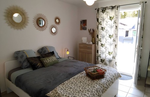 Saint-Martin-d'Ardeche Bed & Breakfast | Guest Room 'A L'ombre Des Amandiers - Room 3' with Shared Pool, Communal Garden and Wi-Fi