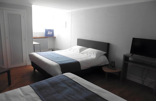 Laigne-en-Belin Bed & Breakfast | Guest Room 'Chambre Ferrari' with Shared Terrace, Shared Garden and Wi-Fi