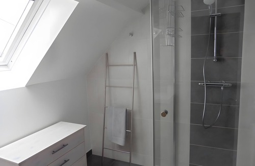 Laigne-en-Belin Bed & Breakfast | Guest Room 'Chambre Ferrari' with Shared Terrace, Shared Garden and Wi-Fi