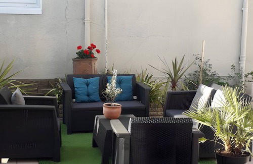 Laigne-en-Belin Bed & Breakfast | Guest Room 'Chambre Ferrari' with Shared Terrace, Shared Garden and Wi-Fi