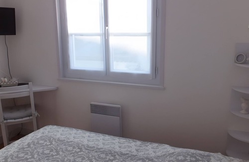Ars-en-Re Bed & Breakfast | Guest Room Heraudeau 2 - with shared garden and air conditioning