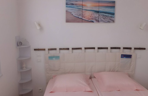 Ars-en-Re Bed & Breakfast | Guest Room Heraudeau 2 - with shared garden and air conditioning
