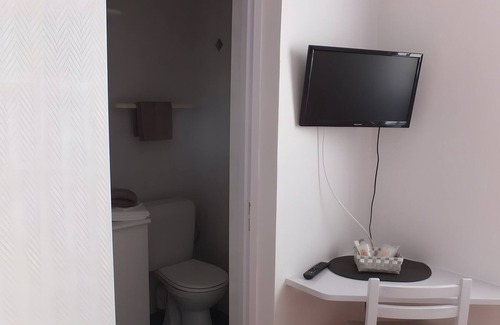 Ars-en-Re Bed & Breakfast | Guest Room Heraudeau 2 - with shared garden and air conditioning