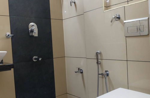 Kochi Hotel | Guest West Inn