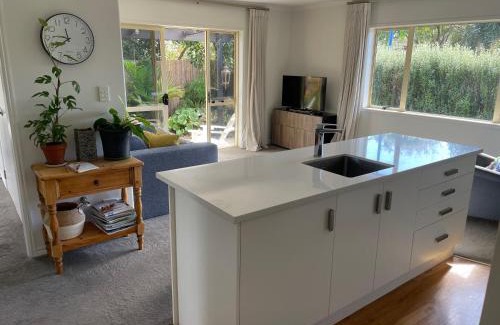 Papamoa Beach Apartment | Guesthouse in Papamoa Beach