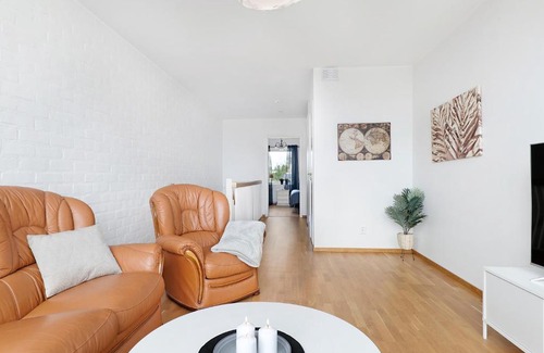 Pitea Apartment | Guestly Homes - 3BR City Charm