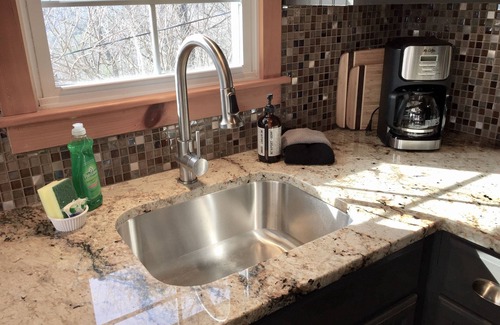 Gatlinburg - Pigeon Forge Cabin | Guests ❤️ this Mountaintop Getaway! Views, 2 Decks, Hot tub, Recliners, Privacy