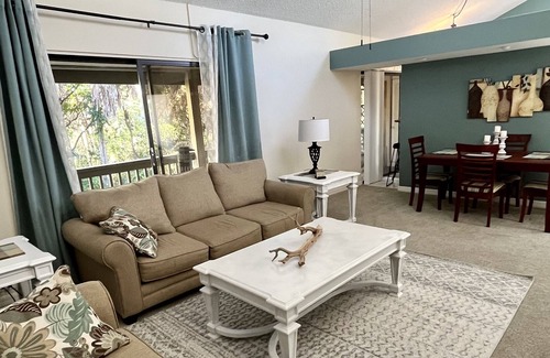 Osprey Condo | Gulf breezes in 2 bedroom tropical oasis - 10 min from beach!