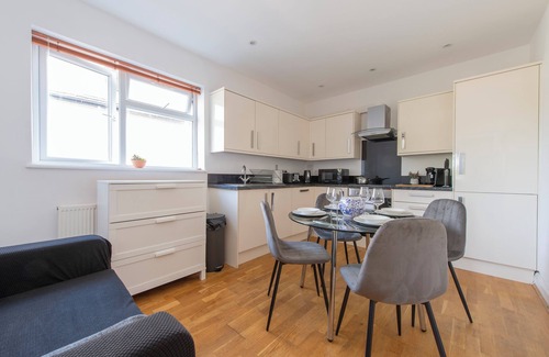 Ealing Common Apartment | Gunnersbury Avenue