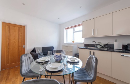 Ealing Common Apartment | Gunnersbury Avenue