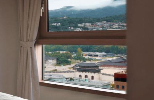Jongno Apartment | Gyeongbokgung Palace View, 3-min Walk to Gwanghwamun & Jonggak Stations