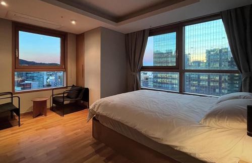 Jongno Apartment | Gyeongbokgung Palace View, 3-min Walk to Gwanghwamun & Jonggak Stations