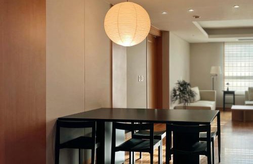 Jongno Apartment | Gyeongbokgung Palace View, 3-min Walk to Gwanghwamun & Jonggak Stations