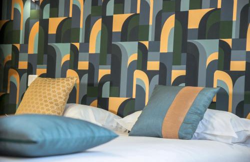Laval Hotel | Hôtel Le Petit Périer