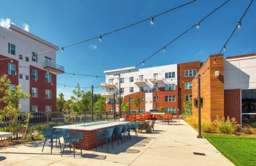 Coliseum Central Apartment | H4N Ellipse Urban | 1Bd Apartment Near Peninsula Town Center