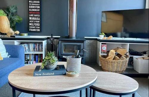Queenstown City Centre House | Habeke Bothy - epic views - 700mtrs to town