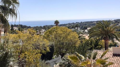 Pinar del Advocat Apartment | habitación con techo inclinado y vista al mar