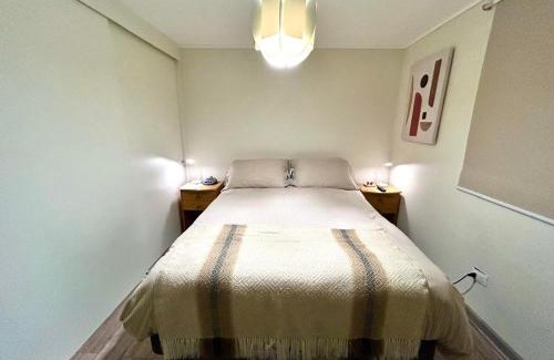 Apoquindo House | Habitación en casa compartida-Sector Los Dominicos, Estacionamiento gratis