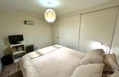 Apoquindo House | Habitación en casa compartida-Sector Los Dominicos, Estacionamiento gratis