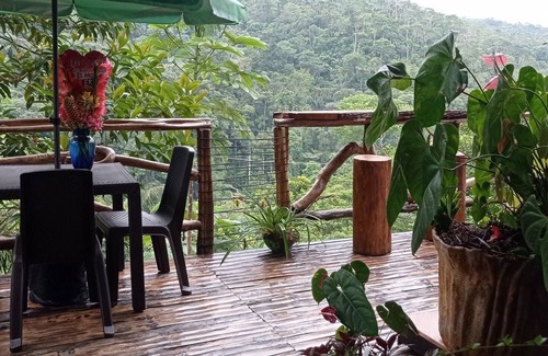 Mocoa Cottage | Habitacion Deluxe con Balcón y Vista a la Montaña en Mocoa
