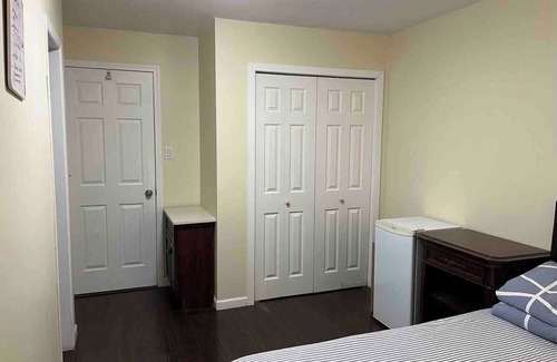 Vancouver South Apartment | Haidy's House- Bmt room 1(ensuite bathroom)
