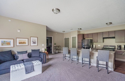West Des Moines Apartment | Halcyon Hale Harmonized Hospitality Ground Floor Scenic End Unit Garage/Pool/Gym